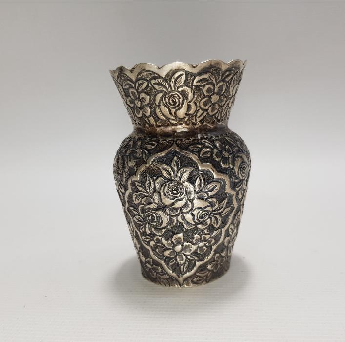 ESKİ İRAN İŞİ ÇİÇEK DESENLERİYLE SÜSLÜ GÜMÜŞ VAZO 