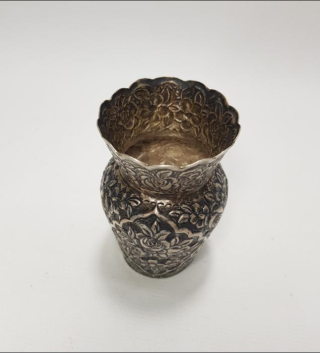 ESKİ İRAN İŞİ ÇİÇEK DESENLERİYLE SÜSLÜ GÜMÜŞ VAZO 