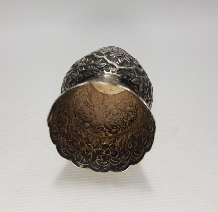 ESKİ İRAN İŞİ ÇİÇEK DESENLERİYLE SÜSLÜ GÜMÜŞ VAZO 