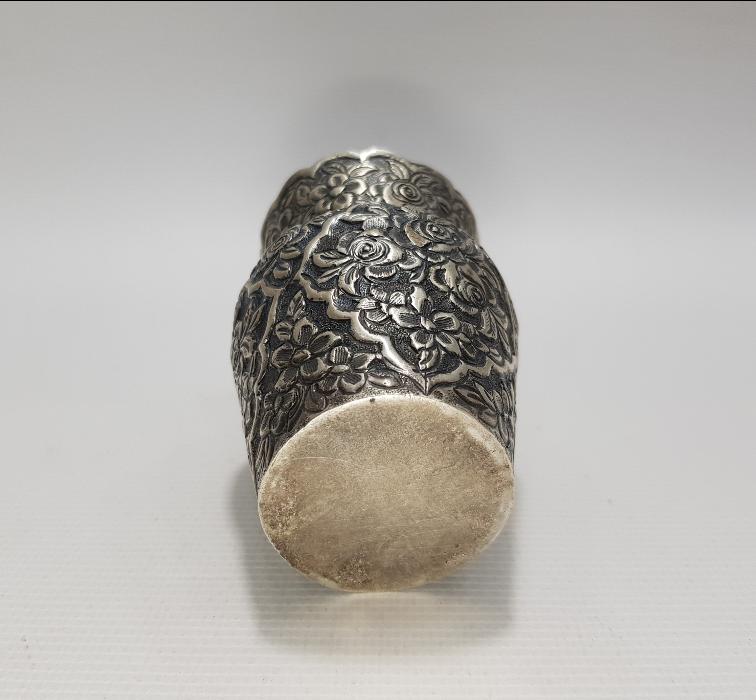 ESKİ İRAN İŞİ ÇİÇEK DESENLERİYLE SÜSLÜ GÜMÜŞ VAZO 