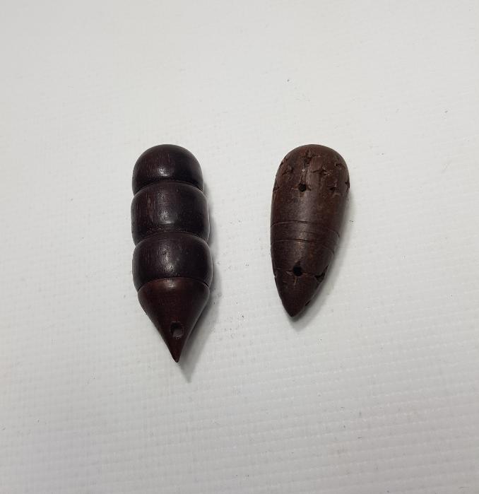 İKİ ADET AHŞAP İĞNEDAN