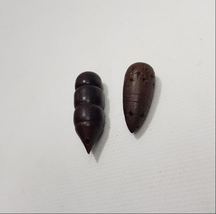 İKİ ADET AHŞAP İĞNEDAN