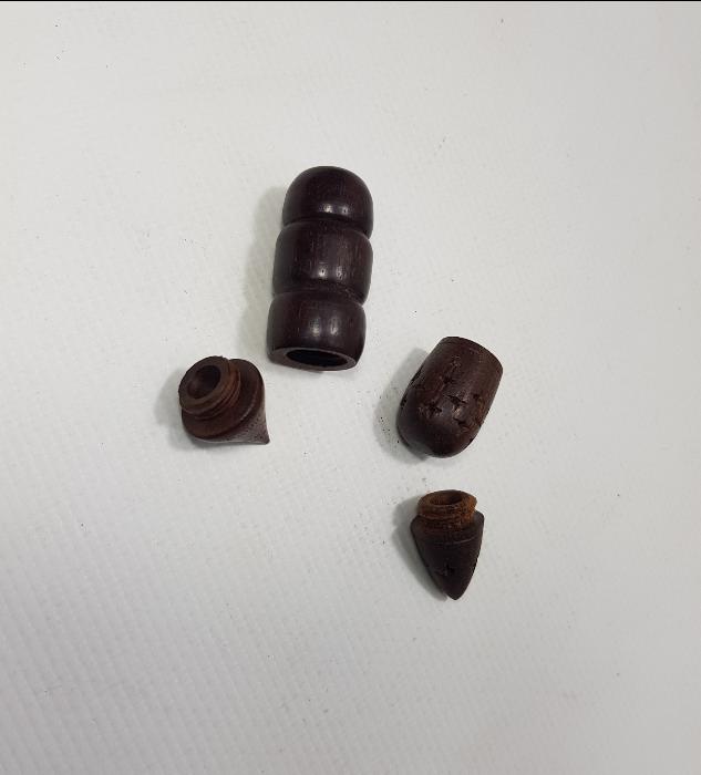 İKİ ADET AHŞAP İĞNEDAN