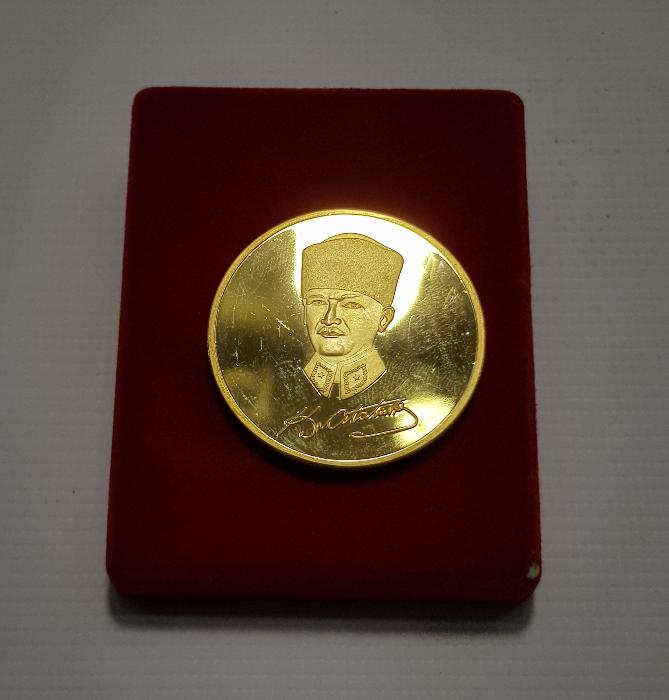 MUSTAFA KEMAL ATATÜRK VE 10 KASIM TEMALI ALTIN KAPLAMA MADALYON