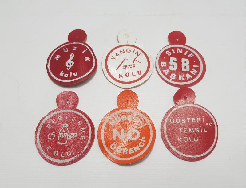 EĞİTİM TARİHİ: SINIF BAŞKANI, MÜZİK KOLU, YANGIN KOLU VS. YAKA ETİKETLERİ 