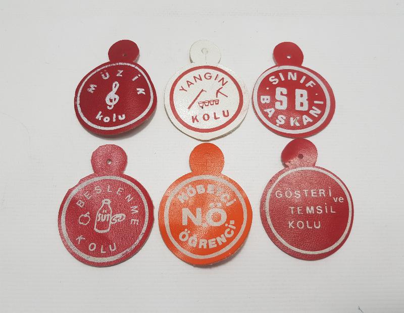 EĞİTİM TARİHİ: SINIF BAŞKANI, MÜZİK KOLU, YANGIN KOLU VS. YAKA ETİKETLERİ 