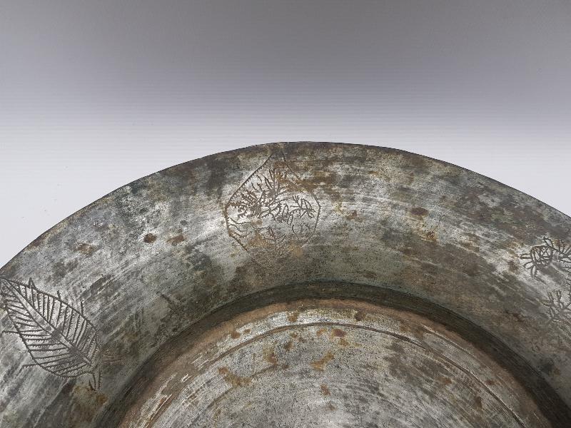 OSMANLI DÖNEMİ ÜZERİ KALEM İŞÇİLİKLİ BİTKİSEL DESENLERLE SÜSLÜ BAKIR TABAK 