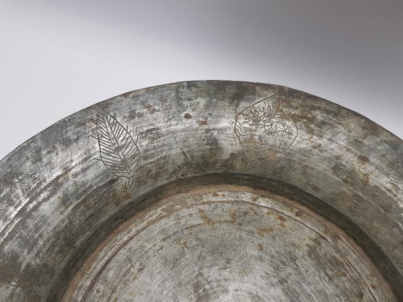 OSMANLI DÖNEMİ ÜZERİ KALEM İŞÇİLİKLİ BİTKİSEL DESENLERLE SÜSLÜ BAKIR TABAK 