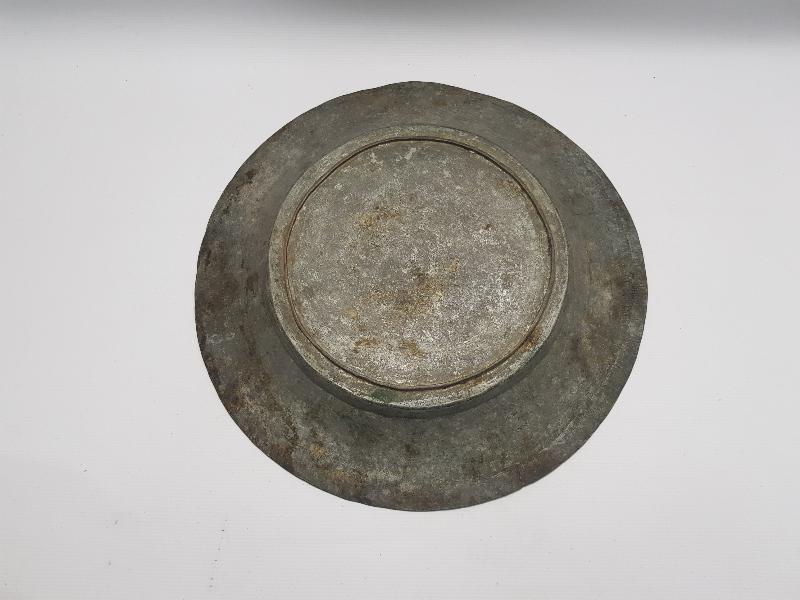 OSMANLI DÖNEMİ ÜZERİ KALEM İŞÇİLİKLİ BİTKİSEL DESENLERLE SÜSLÜ BAKIR TABAK 