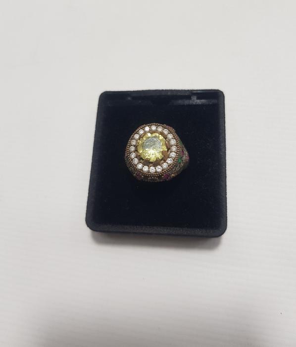 ÜZERİ TAŞLARLA SÜSLÜ GÜMÜŞ HÜRREM YÜZÜĞÜ