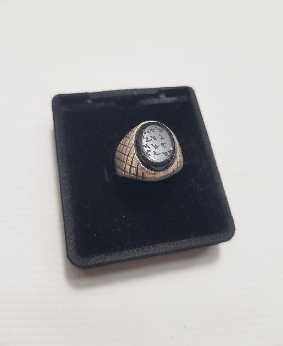 ÜZERİ VEFKLERLE SÜSLÜ OLT TAŞLI GÜMÜŞ YÜZÜK