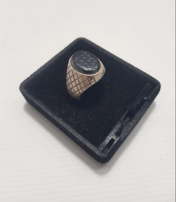 ÜZERİ VEFKLERLE SÜSLÜ OLT TAŞLI GÜMÜŞ YÜZÜK