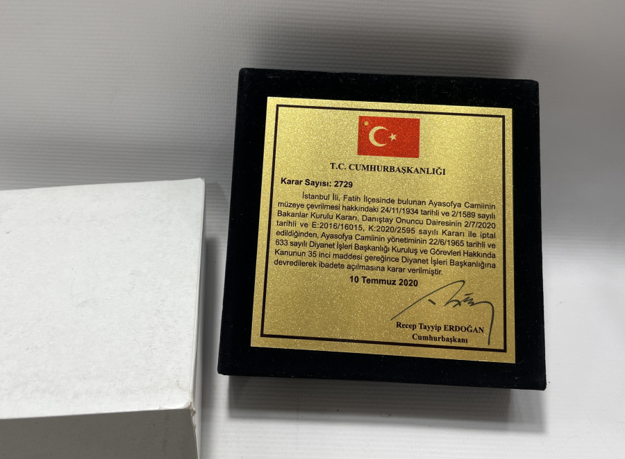 ORJİNAL KUTUSUNDA GÜMÜŞ AYASOFYA CAMİİ'NİN İBADETE AÇILIŞ HATIRASI
