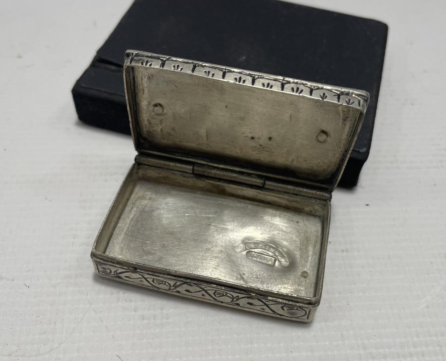 İÇİ DAMGALI KULA İŞİ SAVATLI GÜMÜŞ ENFİYE KUTUSU