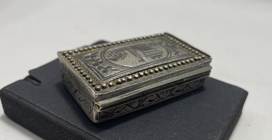 İÇİ DAMGALI KULA İŞİ SAVATLI GÜMÜŞ ENFİYE KUTUSU