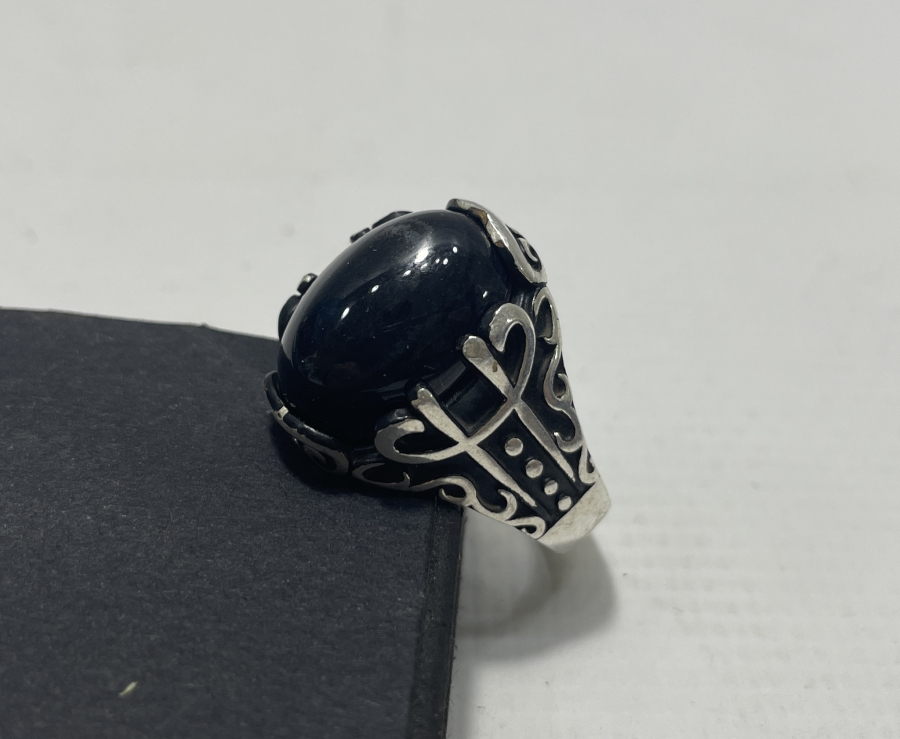 İKİ YANINDA MÜSENNA VAV BULUNAN GÜMÜŞ YÜZÜK