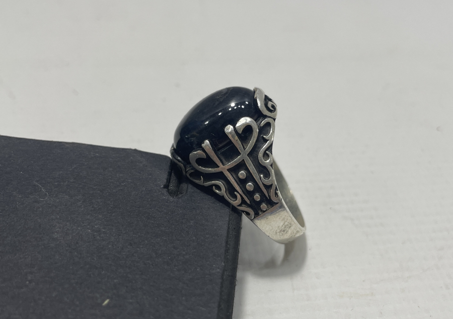 İKİ YANINDA MÜSENNA VAV BULUNAN GÜMÜŞ YÜZÜK