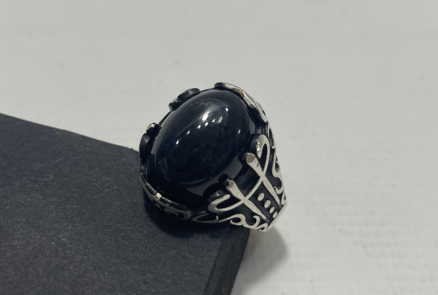 İKİ YANINDA MÜSENNA VAV BULUNAN GÜMÜŞ YÜZÜK