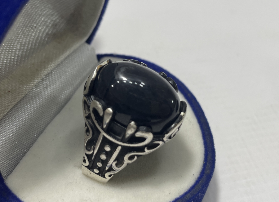 İKİ YANINDA MÜSENNA VAV BULUNAN GÜMÜŞ YÜZÜK