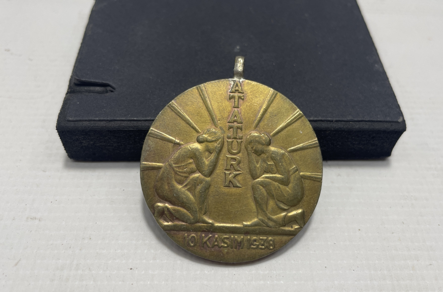 KURTARDIĞIN TÜRK KADINI SANA BAĞLILIĞINI SUNAR YAZILI 10 KASIM 1938 TARİHLİ MADALYON