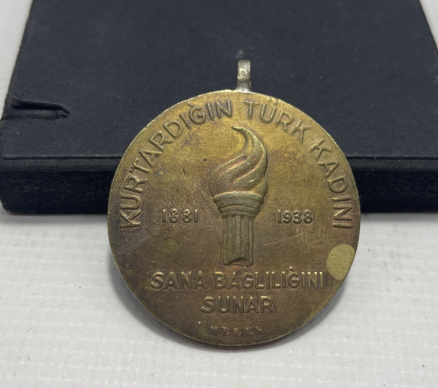 KURTARDIĞIN TÜRK KADINI SANA BAĞLILIĞINI SUNAR YAZILI 10 KASIM 1938 TARİHLİ MADALYON