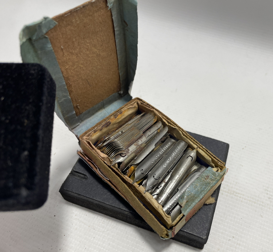 ORJİNAL KUTUSUNDA OSMANLI DÖNEMİ OSMANLICA YAZILI DİVİT UÇLARI