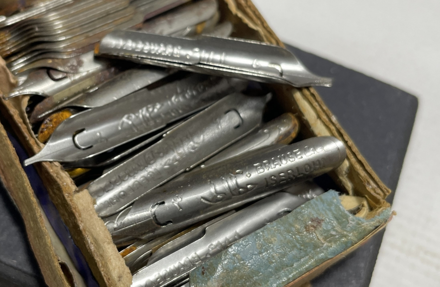 ORJİNAL KUTUSUNDA OSMANLI DÖNEMİ OSMANLICA YAZILI DİVİT UÇLARI