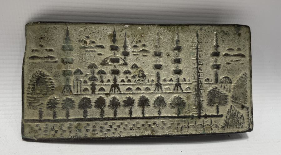 ÜZERİNDE SULTAN AHMET VE DİKİLİ TAŞ GÖRSELİ BULUNAN OSMANLI DÖNEMİ BÜYÜK BOY NADİR KEMER TOKASI