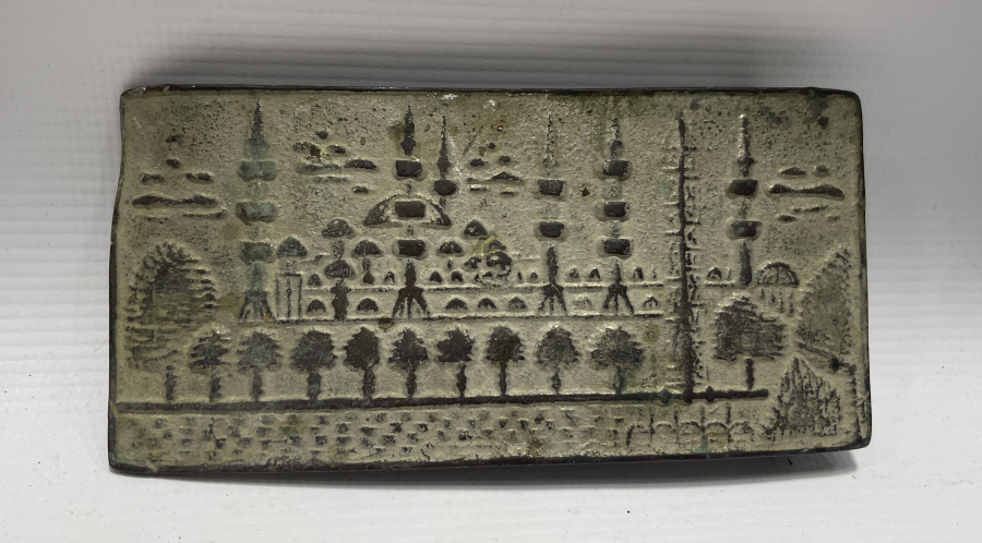 ÜZERİNDE SULTAN AHMET VE DİKİLİ TAŞ GÖRSELİ BULUNAN OSMANLI DÖNEMİ BÜYÜK BOY NADİR KEMER TOKASI