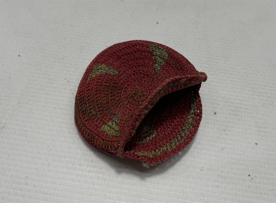 ÜZERİNDE ÇARK-I FELEK MOTİFİ BULUNAN GÜMÜŞ SIRMA İŞÇİLİKLİ CEP SAATİ KESESİ