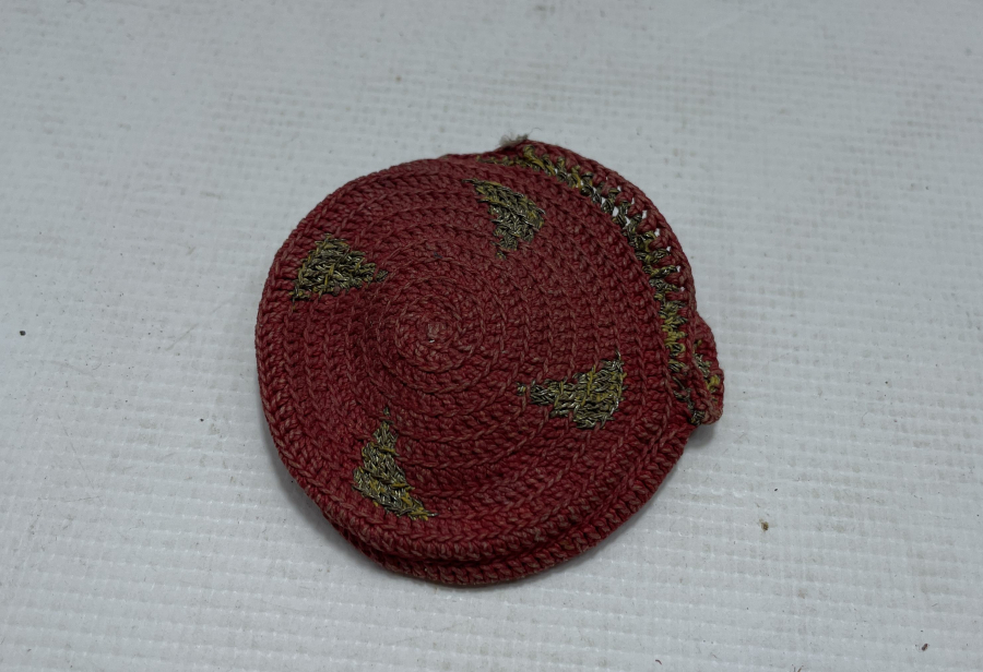 ÜZERİNDE ÇARK-I FELEK MOTİFİ BULUNAN GÜMÜŞ SIRMA İŞÇİLİKLİ CEP SAATİ KESESİ