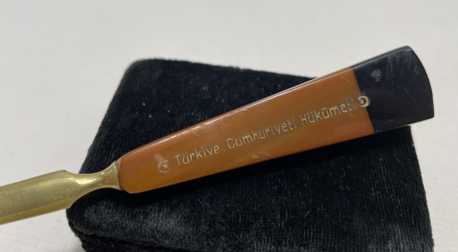 ÜZERİNDE TÜRKİYE CUMHURİYETİ HÜKÜMETİ YAZILI CUMHURİYET BAŞLARI KATALİN SAPLI ZARF AÇACAĞI