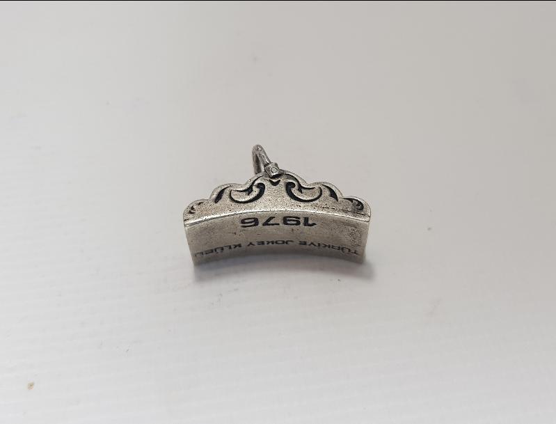 1976 TÜRKİYE JOKEY KULÜBÜ ÜZENGİ FORMLU GÜMÜŞ BİBLO