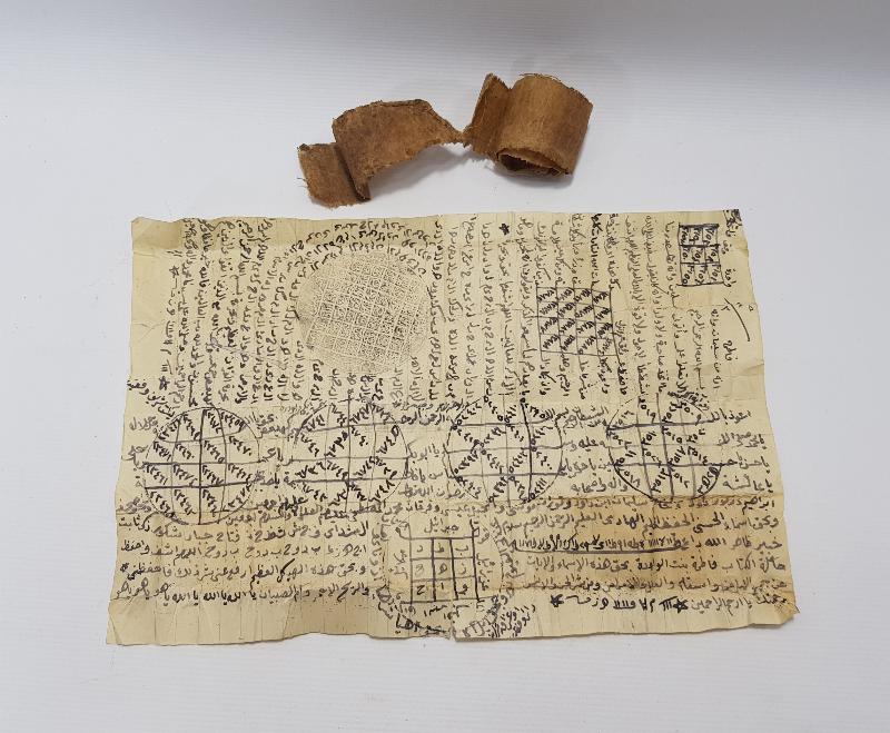 BALMUMLU BEZ MUHAFAZASINDA EL YAZMA TILSIM