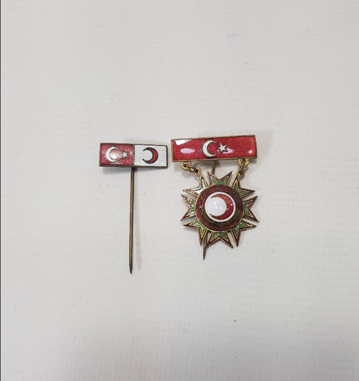 İKİ ADET MİNELİ KIZILAY ROZETİ