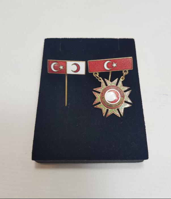 İKİ ADET MİNELİ KIZILAY ROZETİ