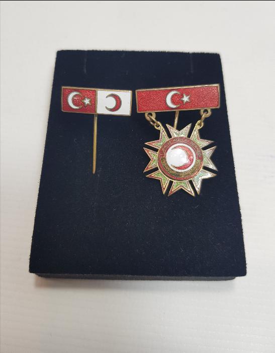 İKİ ADET MİNELİ KIZILAY ROZETİ