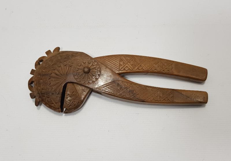 KARADENİZ İŞİ ÜZERİ İŞLEMELİ AHŞAP FINDIK KIRMA ALETİ 