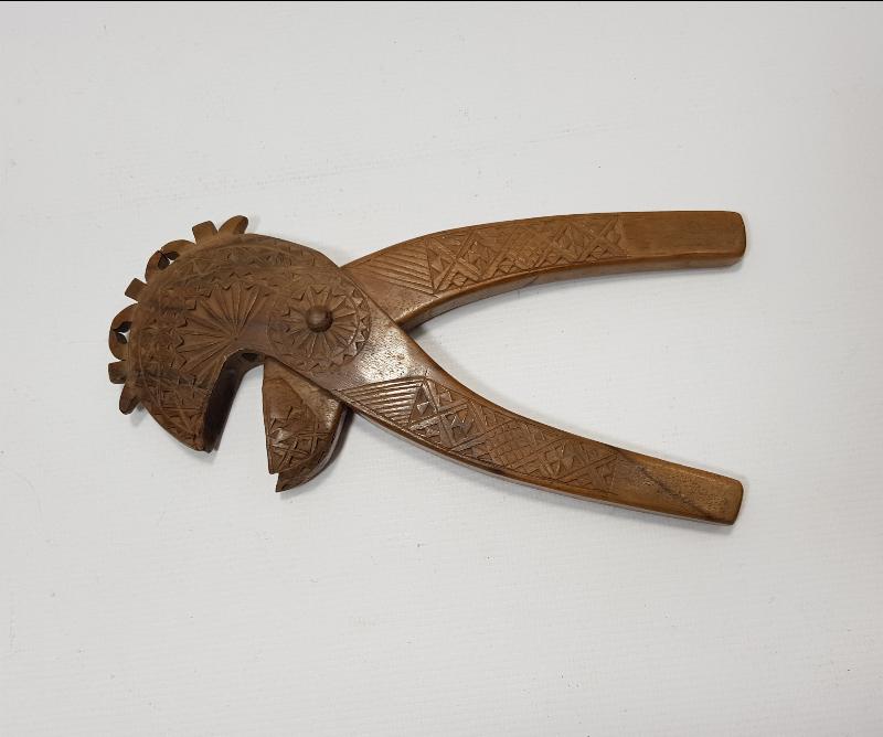 KARADENİZ İŞİ ÜZERİ İŞLEMELİ AHŞAP FINDIK KIRMA ALETİ 