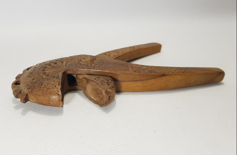 KARADENİZ İŞİ ÜZERİ İŞLEMELİ AHŞAP FINDIK KIRMA ALETİ 