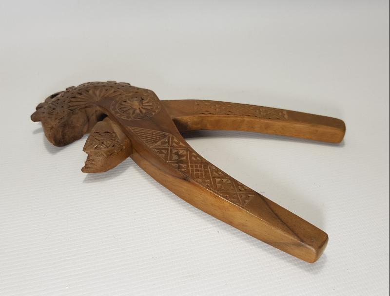 KARADENİZ İŞİ ÜZERİ İŞLEMELİ AHŞAP FINDIK KIRMA ALETİ 