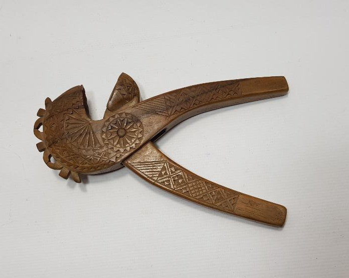 KARADENİZ İŞİ ÜZERİ İŞLEMELİ AHŞAP FINDIK KIRMA ALETİ 