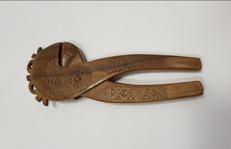 KARADENİZ İŞİ ÜZERİ İŞLEMELİ AHŞAP FINDIK KIRMA ALETİ 