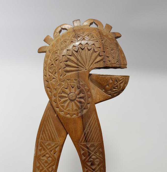 KARADENİZ İŞİ ÜZERİ İŞLEMELİ AHŞAP FINDIK KIRMA ALETİ 