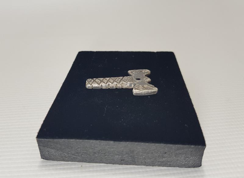 OSMANLI DÖNEMİ TEKKE İŞİ BALTA FORMLU GÜMÜŞ KOLYE UCU