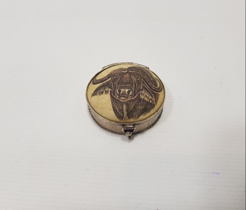 ÜZERİ BUFALO RESİMLİ GÜMÜŞ ENFİYE KUTUSU