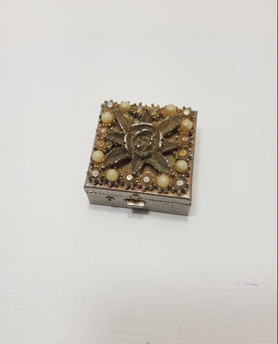 ÜZERİ KABARTMA ÇİÇEK DESENLERİYLE SÜSLÜ ENFİYE KUTUSU 