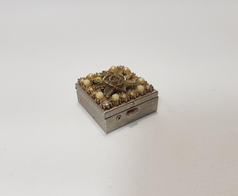 ÜZERİ KABARTMA ÇİÇEK DESENLERİYLE SÜSLÜ ENFİYE KUTUSU 