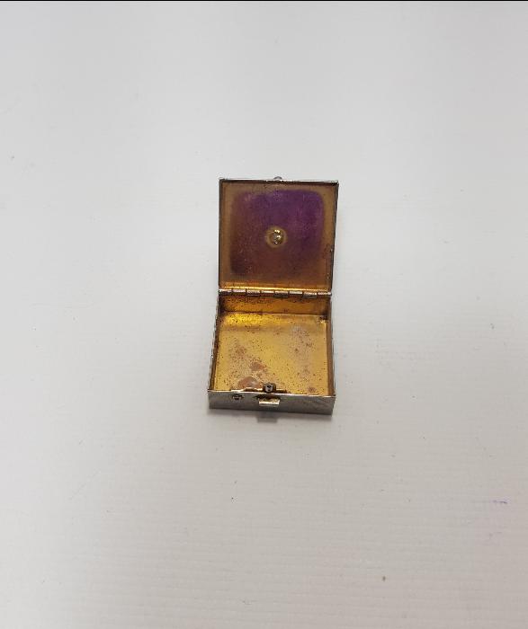 ÜZERİ KABARTMA ÇİÇEK DESENLERİYLE SÜSLÜ ENFİYE KUTUSU 