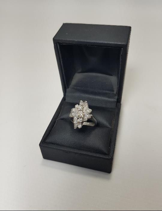 ÇİÇEK FORMLU PIRLANTA YÜZÜK